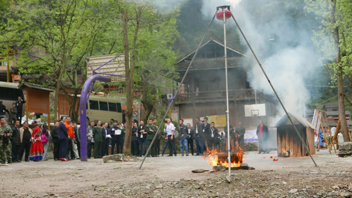 圖2 國泰科技懸掛式滅火裝置木質(zhì)房屋滅火實驗現(xiàn)場