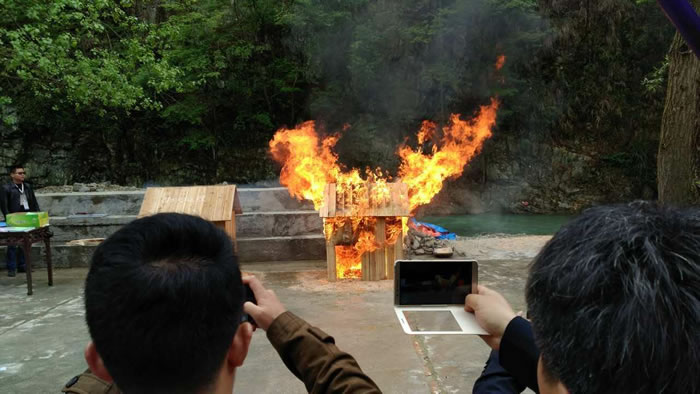 圖2 國泰科技懸掛式滅火裝置木質(zhì)房屋滅火實驗現(xiàn)場