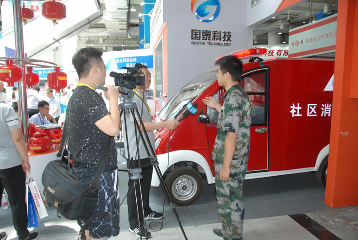 圖4 國泰科技消防工程師向記者介紹社區(qū)消防車功能特點(diǎn)