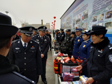 圖2 副市長、市公安局局長鞠向群等領(lǐng)導(dǎo)參觀我公司產(chǎn)品